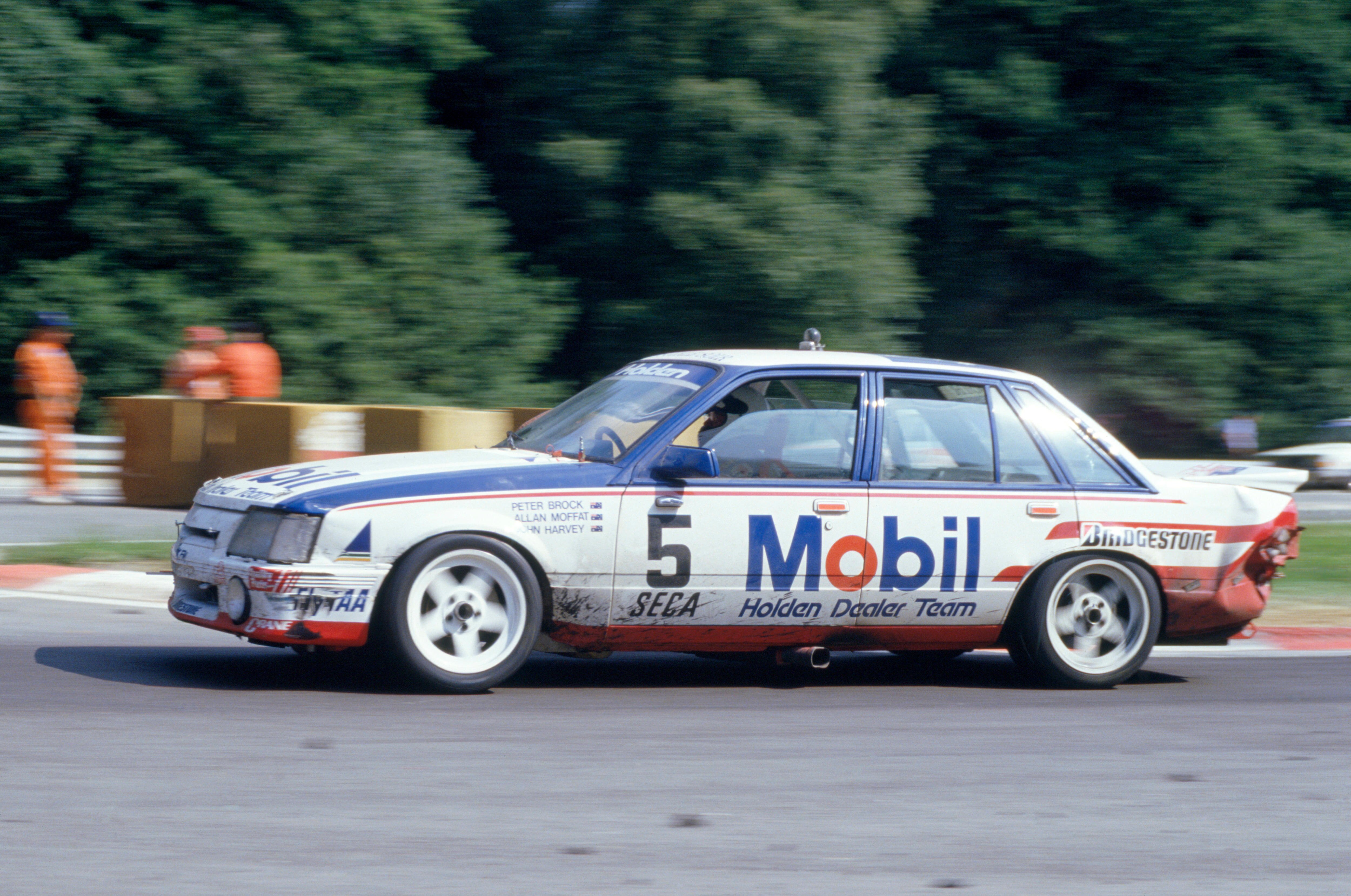 Um carro faz uma curva durante uma corrida de 24 horas 