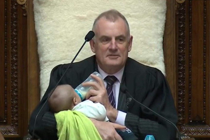 新西兰议长特雷弗·马拉德在议会中抱着议员塔马蒂·科菲的儿子，并给孩子喂奶。