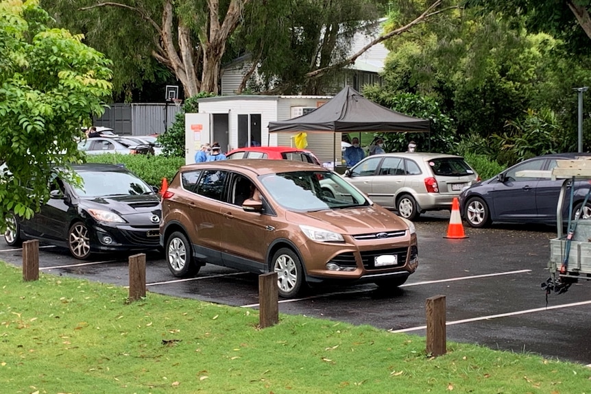 People in cars are queuing at the COVID-19 test site in Ashgrove, Brisbane 