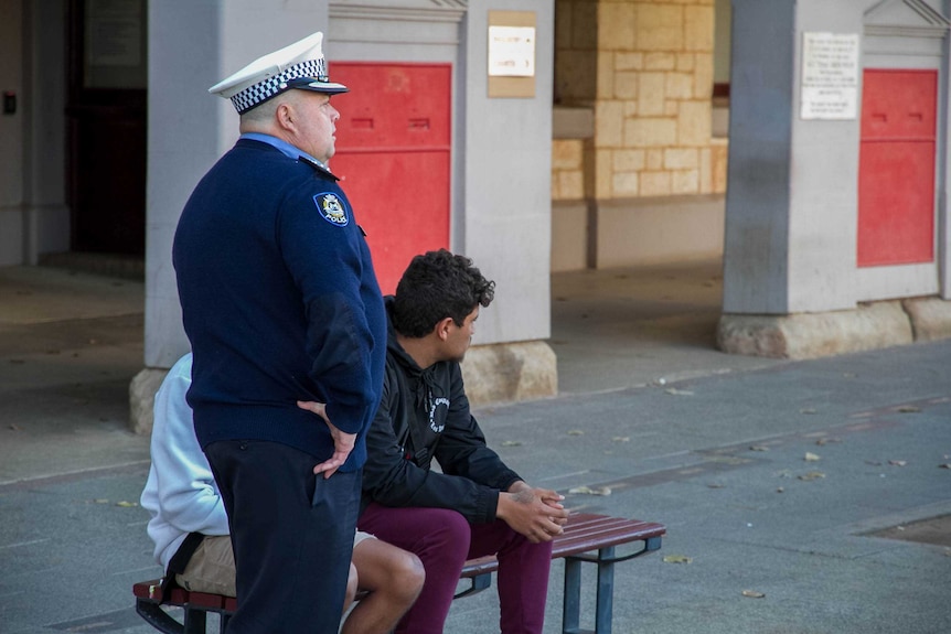Senior Kalgoorlie police officer speaking with local youth outside the Kalgoorlie courthouse.