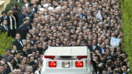 Thousands of mourners surround the coffin of former Lebanese prime minister Rafiq Hariri.