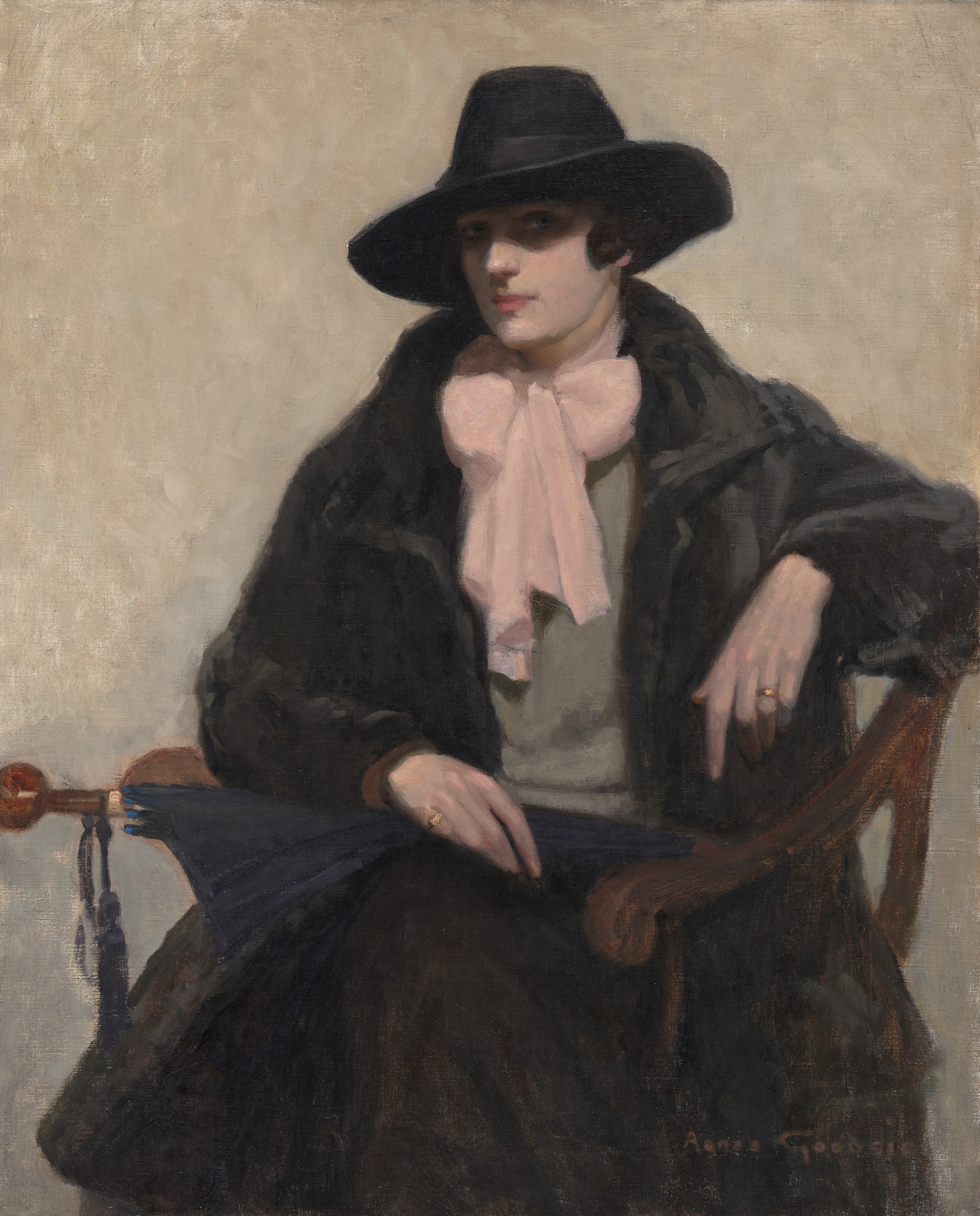 Um retrato a óleo da década de 1920 de uma mulher cujo rosto está sombreado por um chapéu. Ela está sentada em uma cadeira, vestindo um casaco escuro.