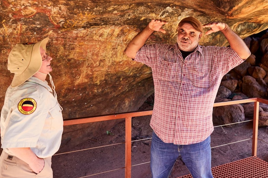 Sammy Wilson speaks to a tour guide.