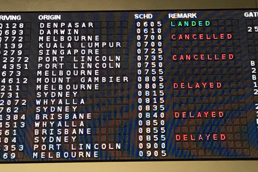 Un tablero en el aeropuerto de Adelaide que muestra vuelos cancelados o retrasados