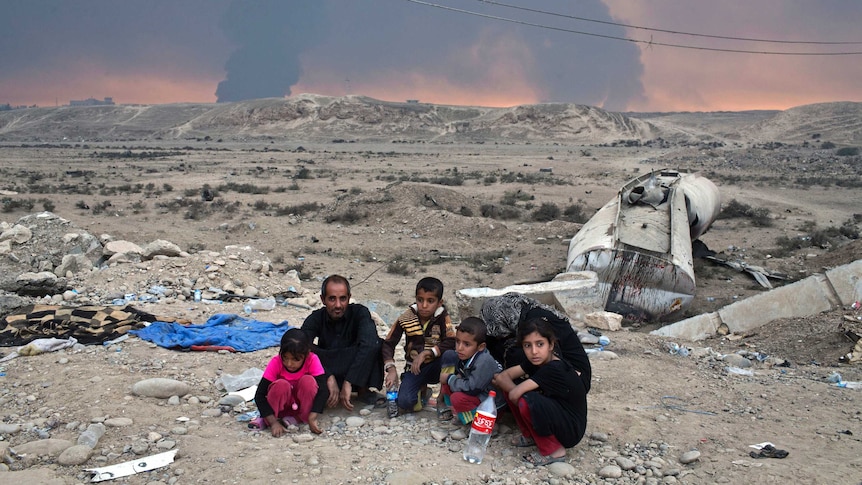 Internally displaced Iraqis at checkpoint south of Mosul