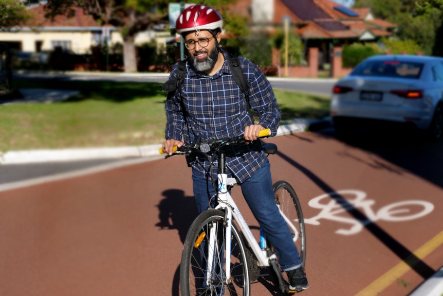 Ein Mann mit Rucksack auf einem Fahrrad