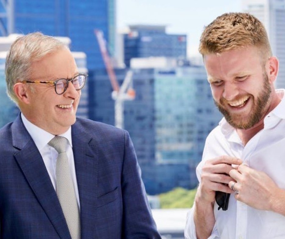 Anthony Albanese y Tim Picton sonríen uno al lado del otro.