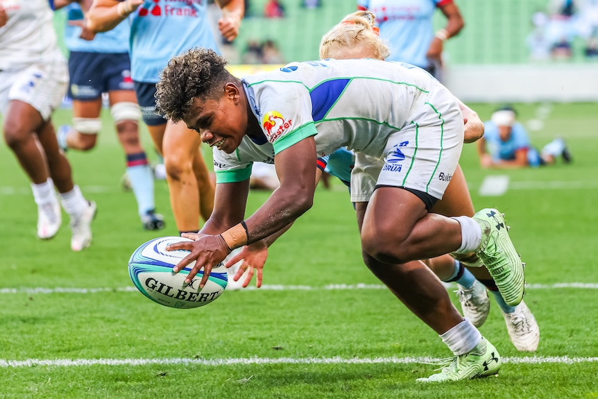 Un joueur de Fijiana Drua marque un essai lors de la finale du Super W contre les NSW Waratahs.