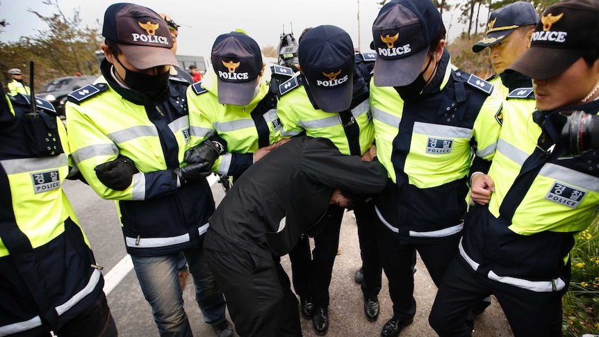 Family of South Korean ferry victims clash with police