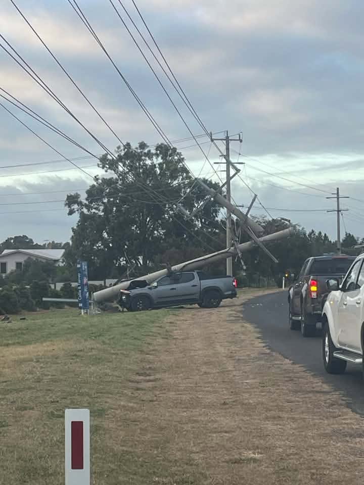 Homes without power around Mildura after car hits power pole