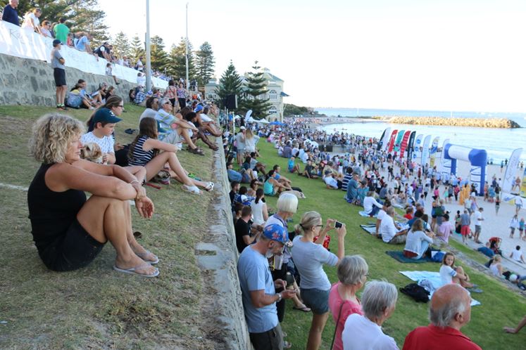 La gente se alinea en el césped de la playa de Cottesloe para ver el inicio del nado en el canal Rottnest.