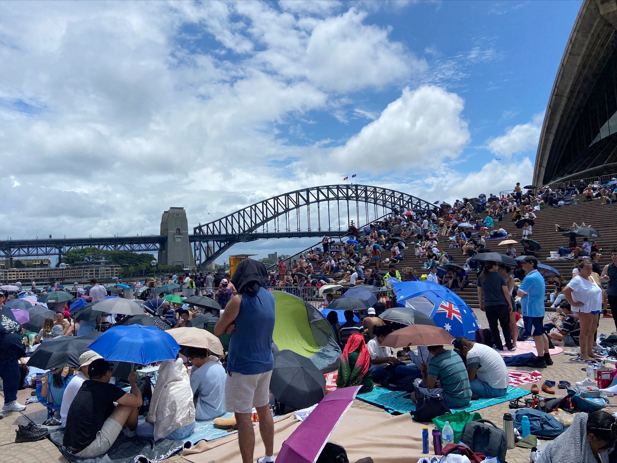 Multidão enchendo uma área na parte inferior da Sydney Harbour Bridge
