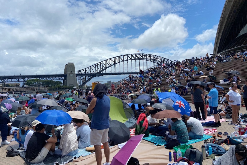 Tłum pakowania obszaru w tle Sydney Harbour Bridge