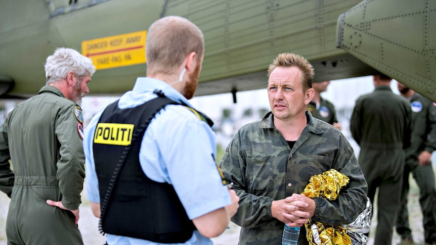 Danish inventor Peter Madsen talks to a police officer.