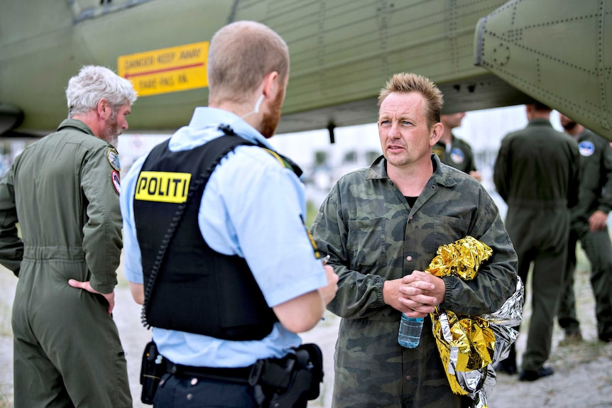 Danish inventor Peter Madsen talks to a police officer.