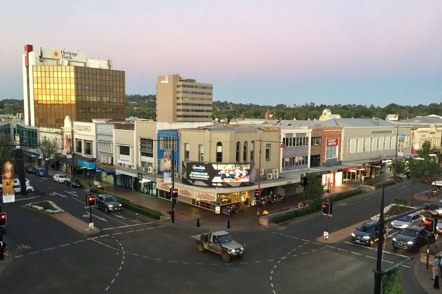 Toowoomba CBD au crépuscule regardant vers le bas sur l'intersection des rues Ruthven et Margaret