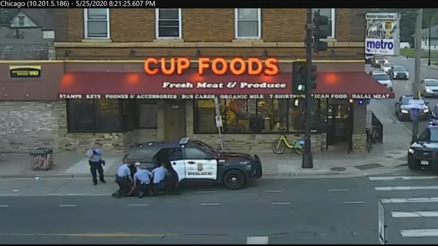 Nagranie telewizji CCTV przedstawiające funkcjonariuszy aresztujących George'a Floyda