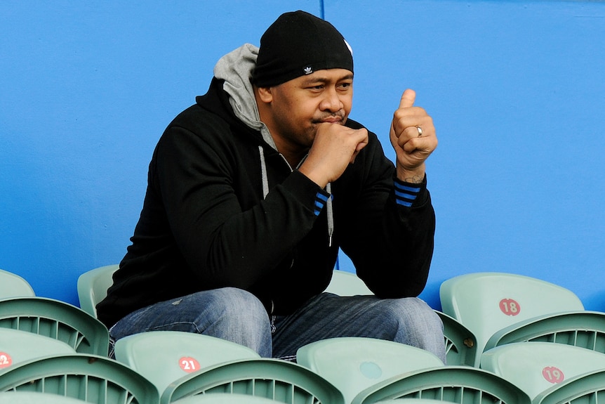 Lomu gives his approval at Wallabies training