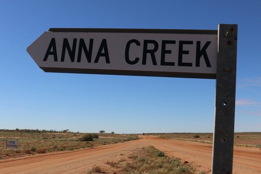 A sign to Anna Creek Station