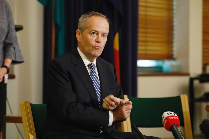 Bill Shorten au milieu de sa peine portant un costume et une cravate