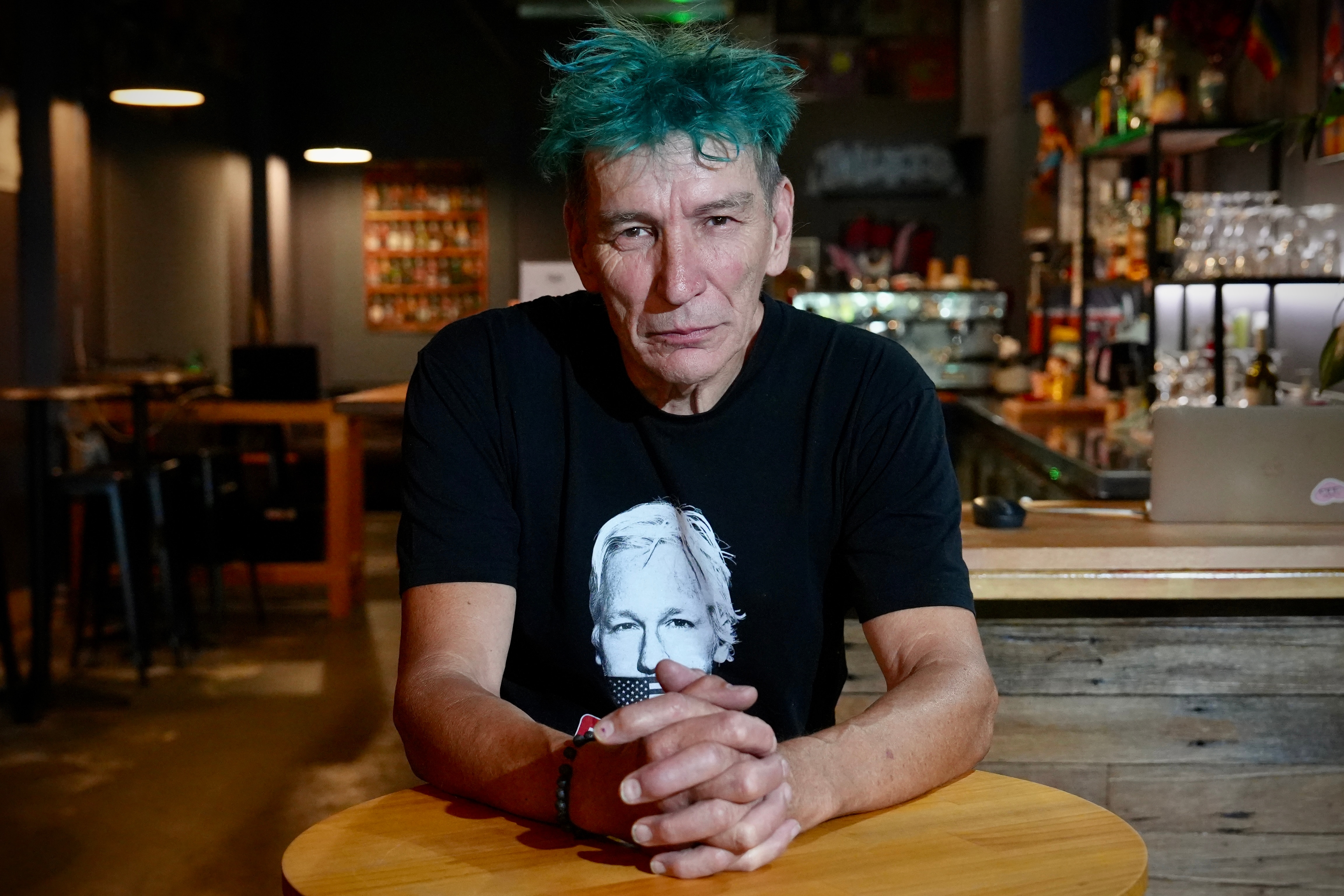 Un hombre mira a la cámara.