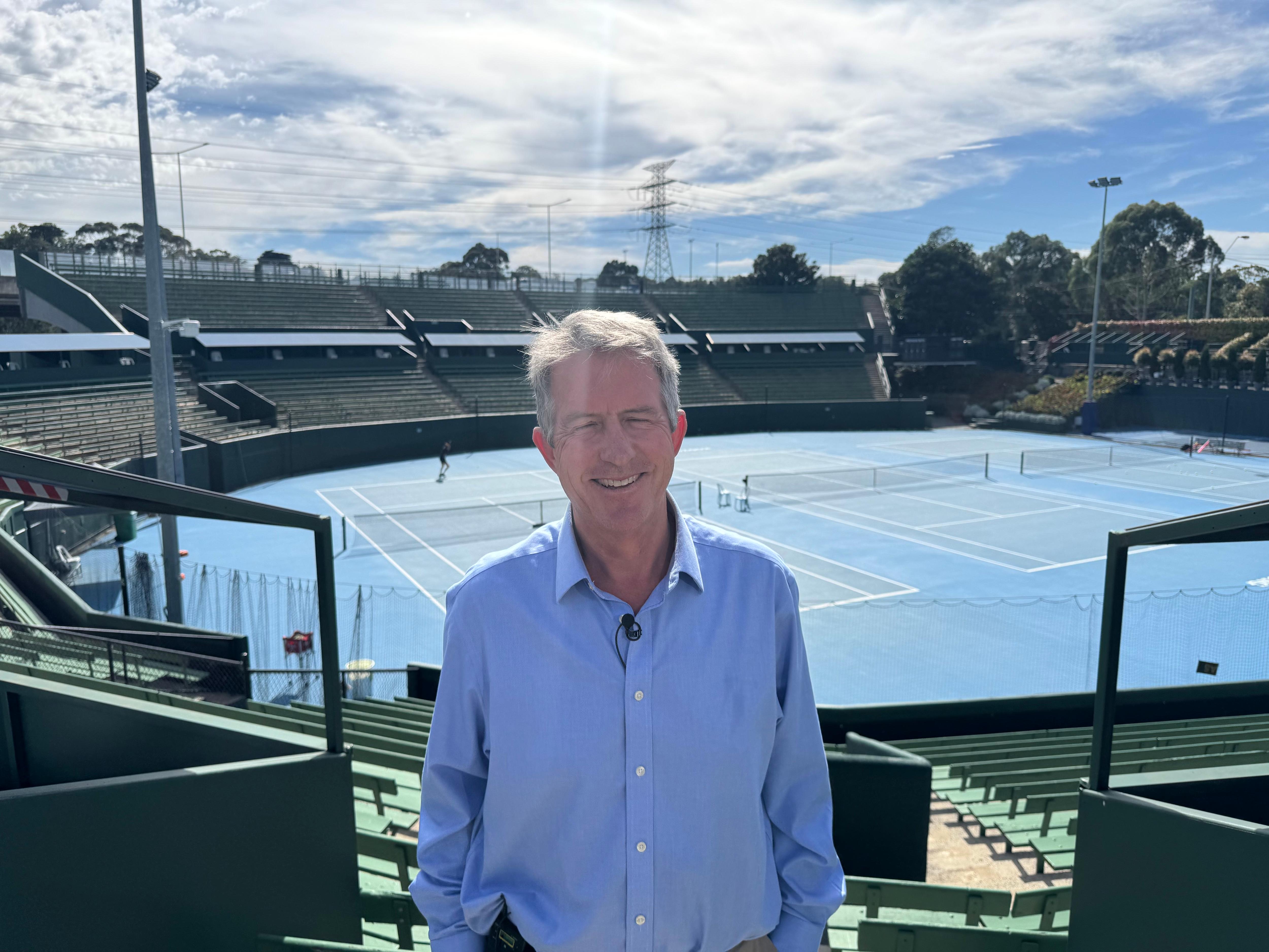 Ian Robson en las gradas del Kooyong Lawn Tennis Club.