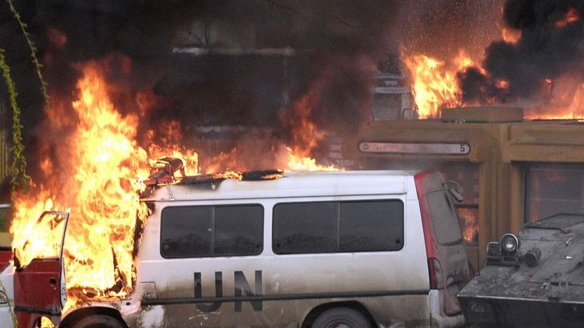 A UN car burns in Kosovska Mitrovica