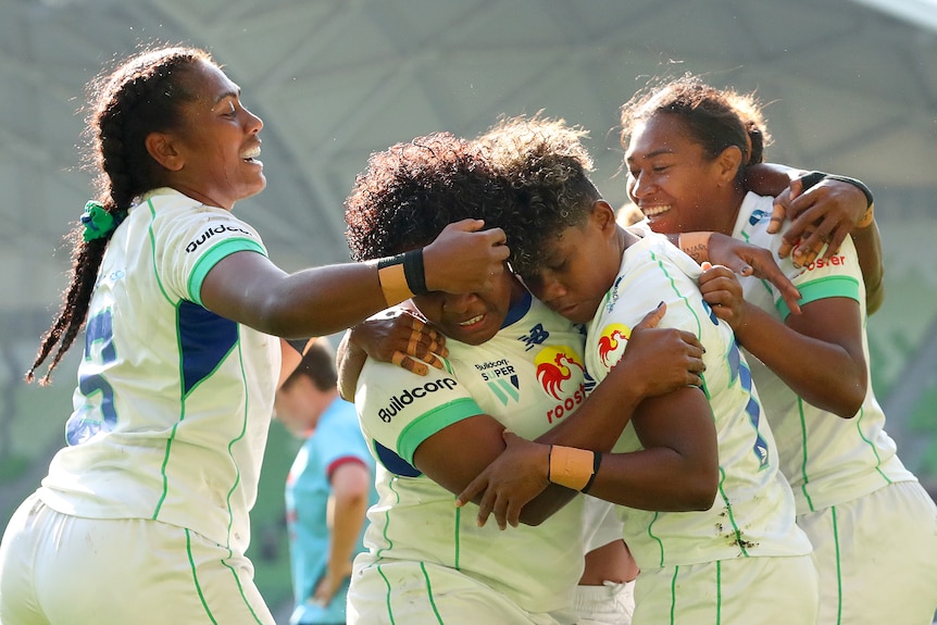 Quatre joueurs de Fijiana Drua célèbrent un essai lors de la finale du Super W contre les NSW Waratahs.