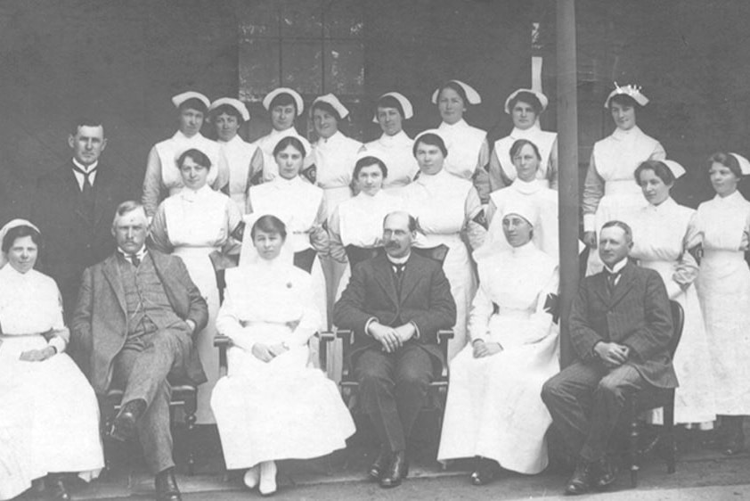 A black and white photo of staff at the Warrnambool Hospital in uniform in 1919.