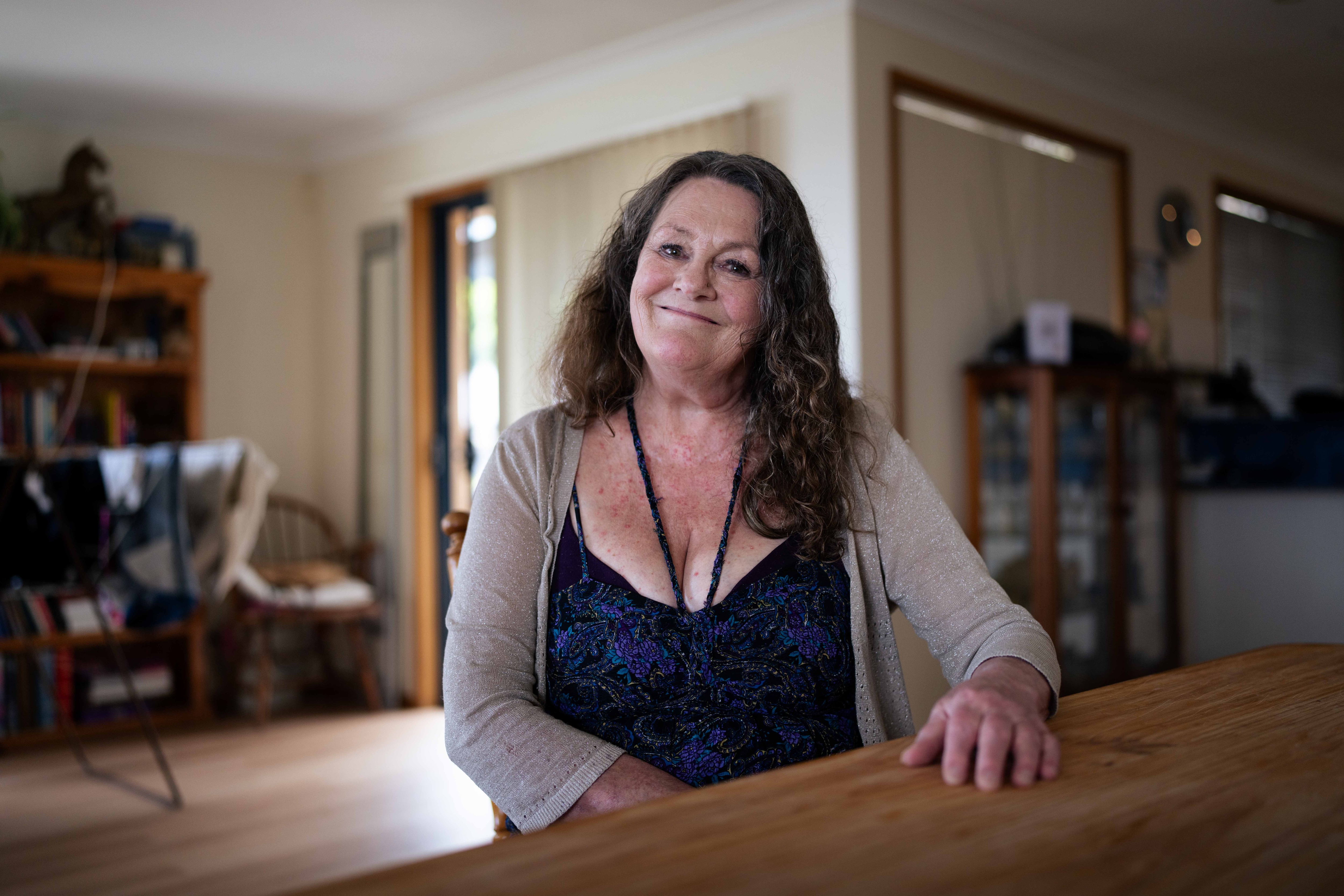 Mujer sonríe para la foto