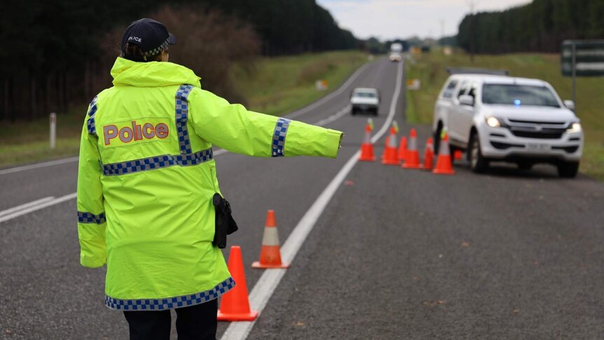 A police officer pulls over a vehicle near the Victorian-South Australia