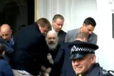 Pendiri WikiLeaks, Julian Assange, ditahan di Kedutaan Ekuador di London.