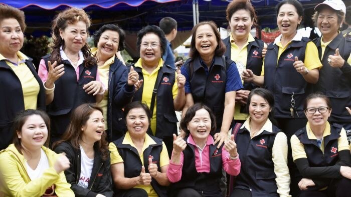 para relawan Thailand bersorak merayakan kabar berhasil dikeluarkannya seluruh anak dari gua