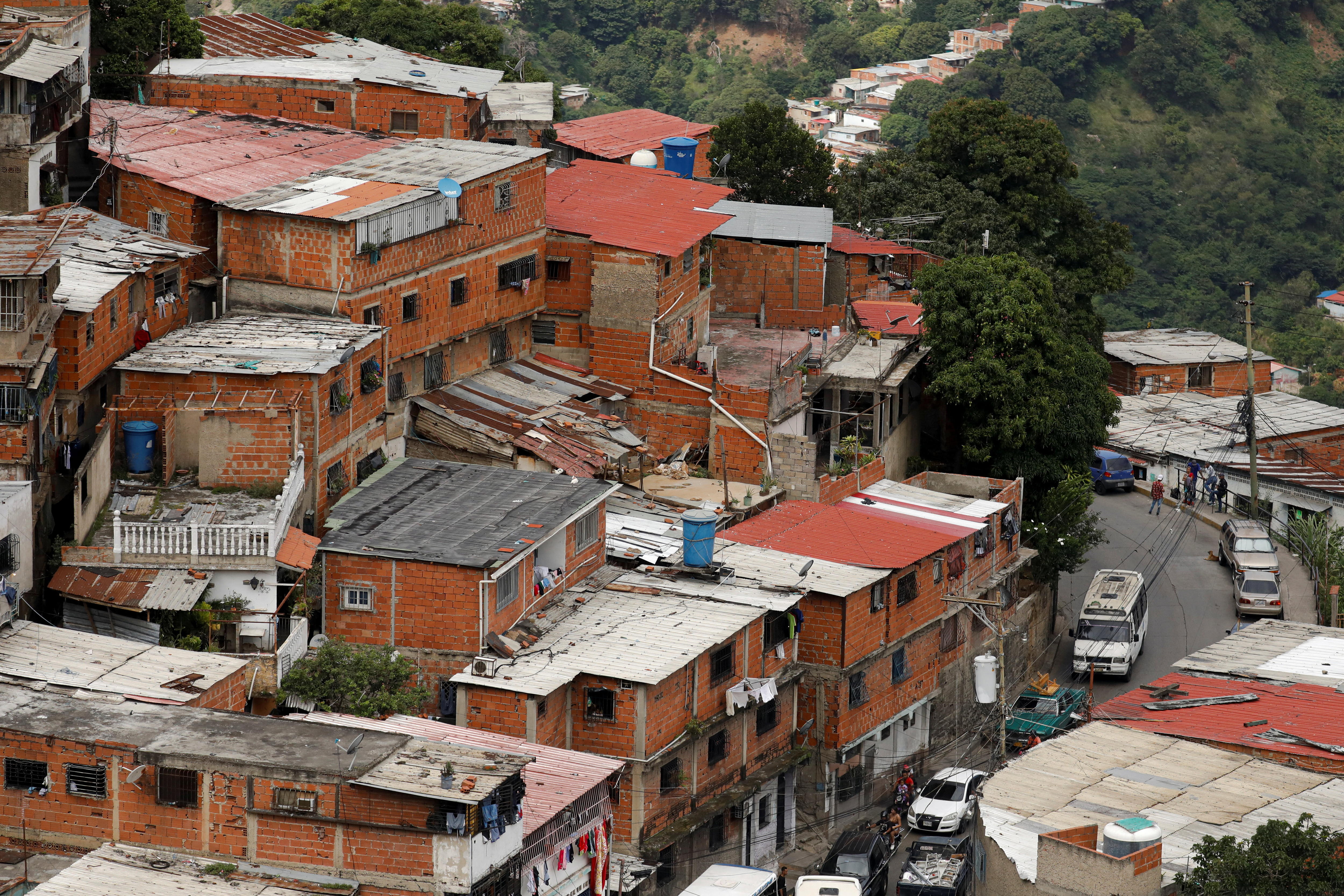 Casas de tijolos vermelhos construídas juntas numa encosta.