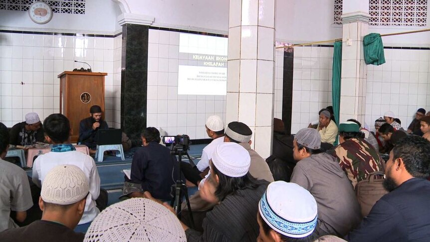 Simpatisan ISIS memberikan ceramah di masjid As-Syuhada di Jakarta tahun 2016.