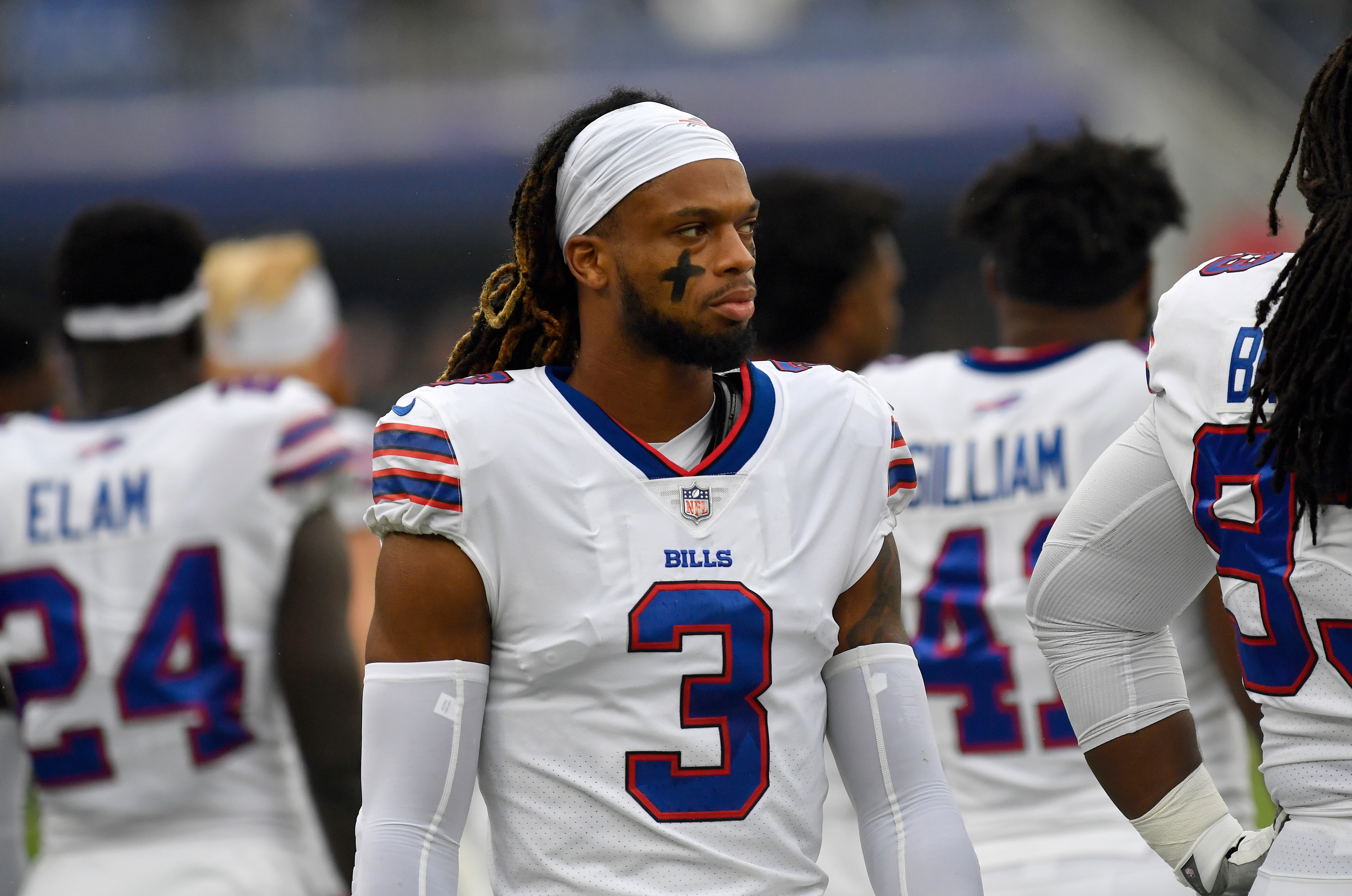 Buffalo Bills Player Damar Hamlin Given CPR On Field After Collapsing ...