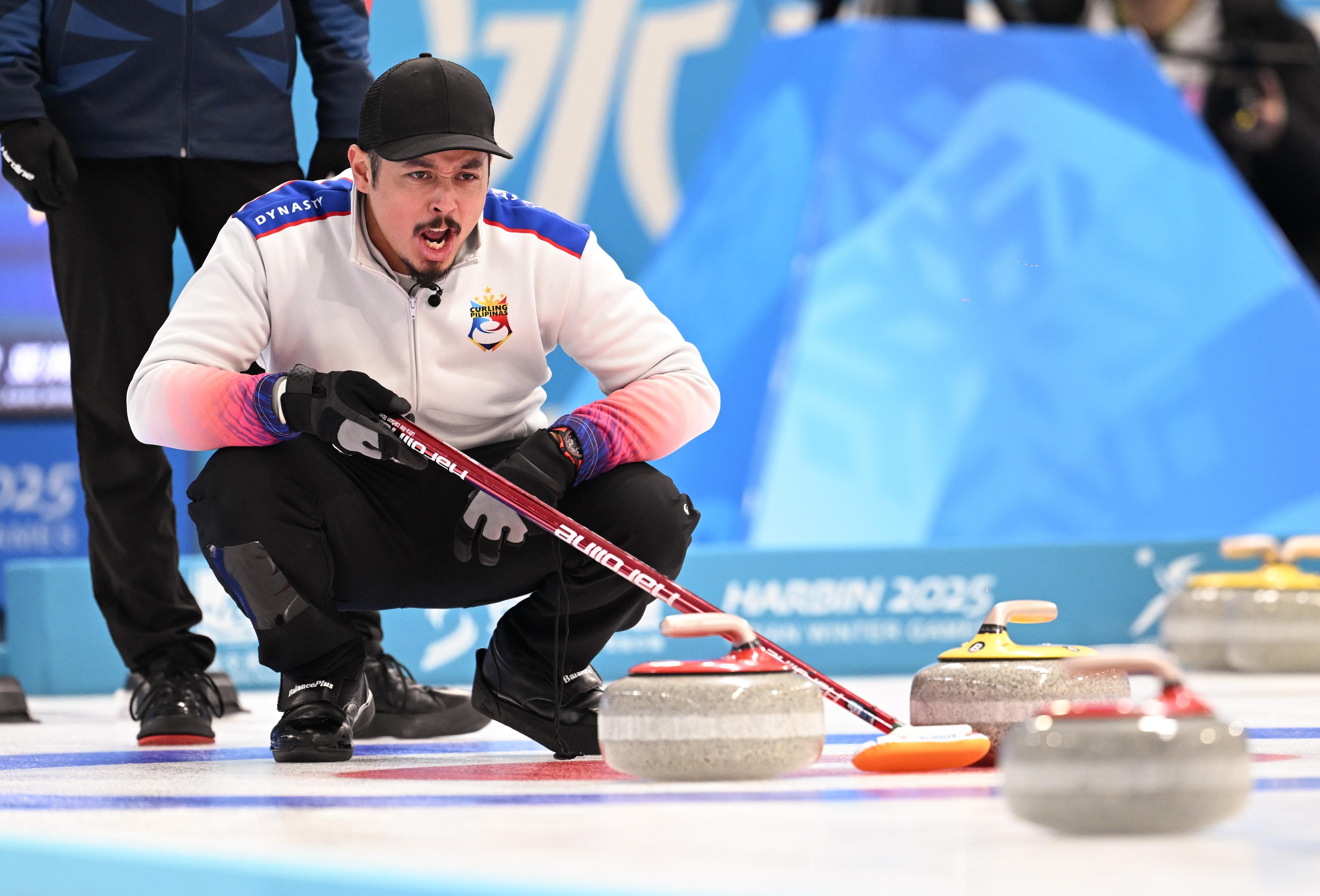 Marc Pfister grita delante de unas piedras curling