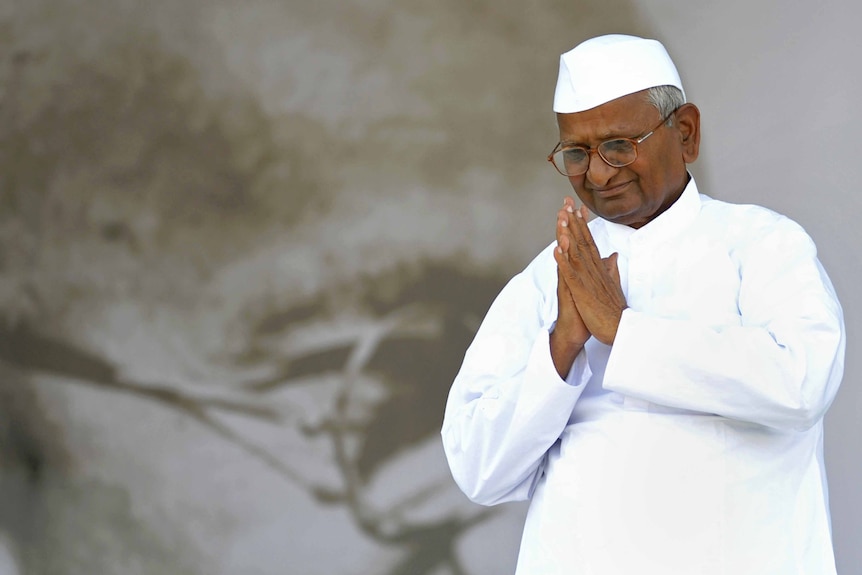 Anna Hazare gestures to supporters at the Ram Lila grounds in New Delhi on August 28, 2011. (AFP: Sajjad Hussain)
