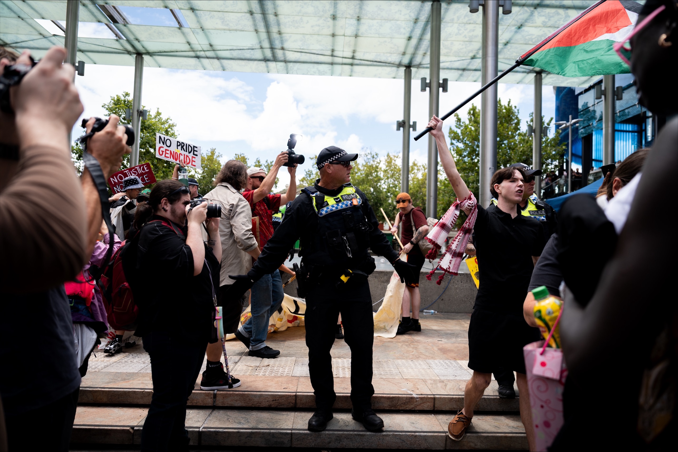 A polícia isola a multidão longe do palco em Forrest Place.