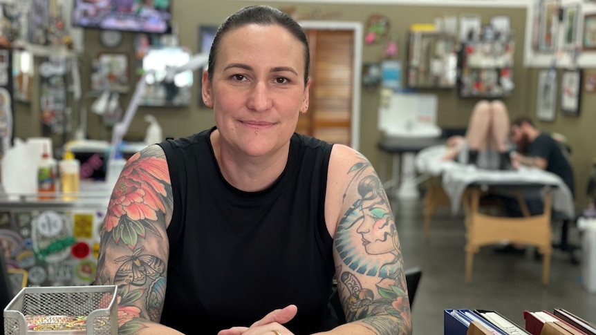 Les primes d’assurance pour les magasins de tatouage laissent les entreprises face à la perspective de fermeture