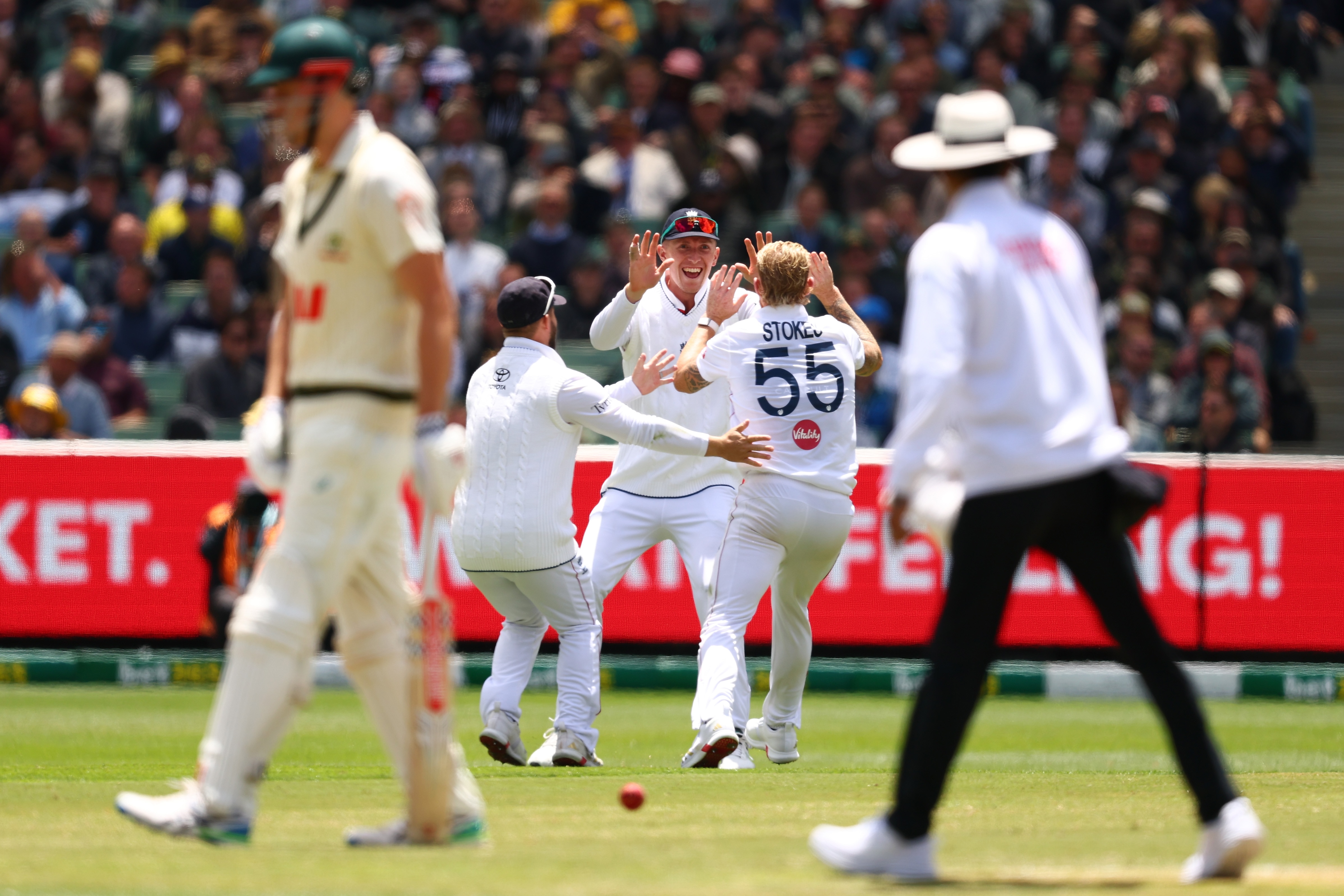 Ben Stokes y Zak Crawley chocan los cinco después de un terreno de Ashes contra Australia.