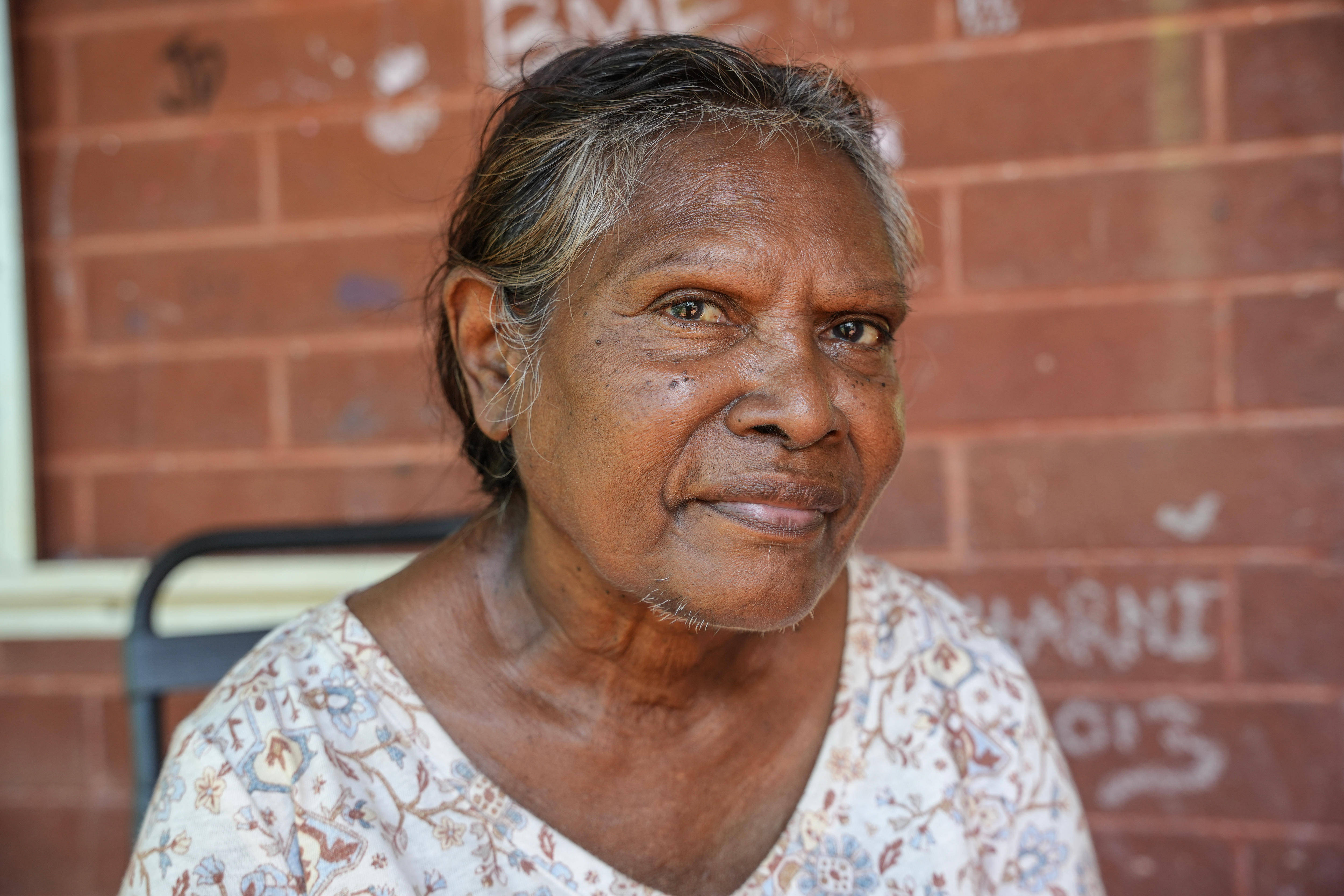 Una mujer mira severamente a la cámara. 