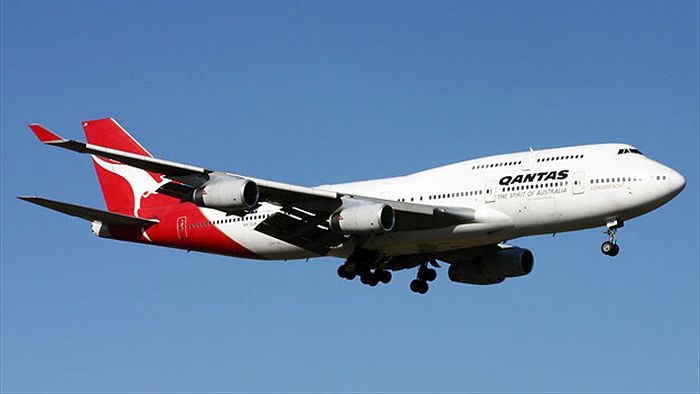 747 flying against the backdrop of a blue sky