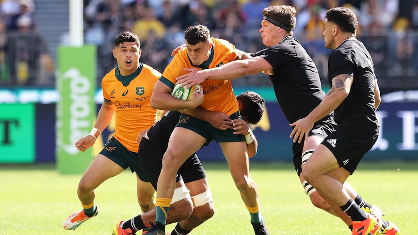 Bledisloe Cup live: Wallabies finally on the board, All Blacks back to 15 players