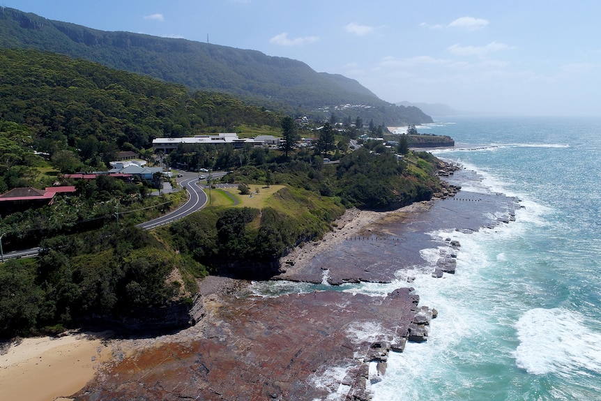 An aerial view of the northern Illawarra suburbs looking north with the escarpment to the west and the ocean to the east.