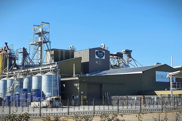 Large factory with multiple large silos 