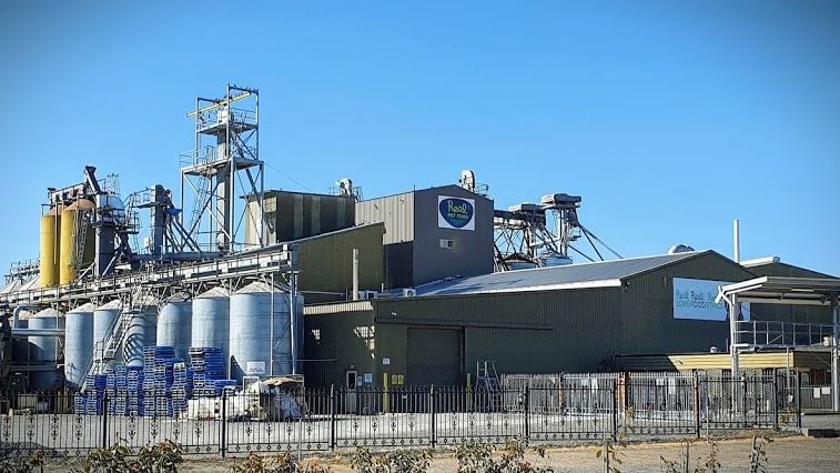 Large factory with large silos 