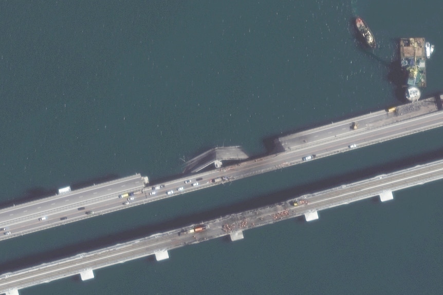 Вид с воздуха на мост показывает, что часть двух полос моста изогнута и находится в воде.
