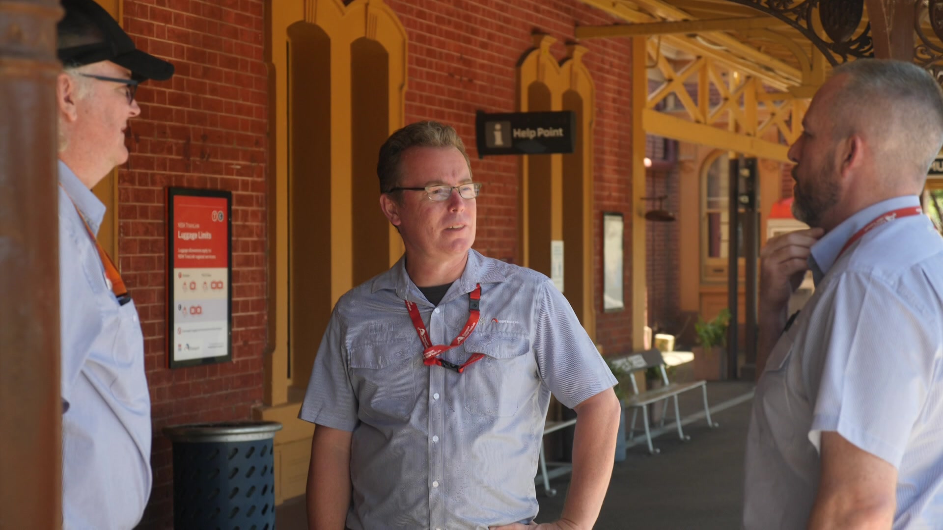 Um homem está em uma estação de trem.