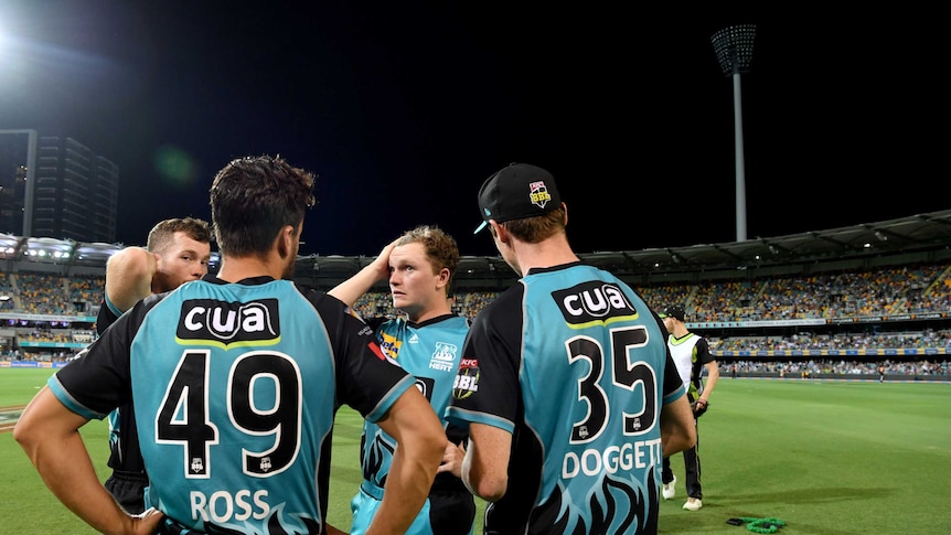 valse Forfatning mobil Big Bash League clash at Gabba between Brisbane Heat and Sydney Thunder  called off after lights go out - ABC News